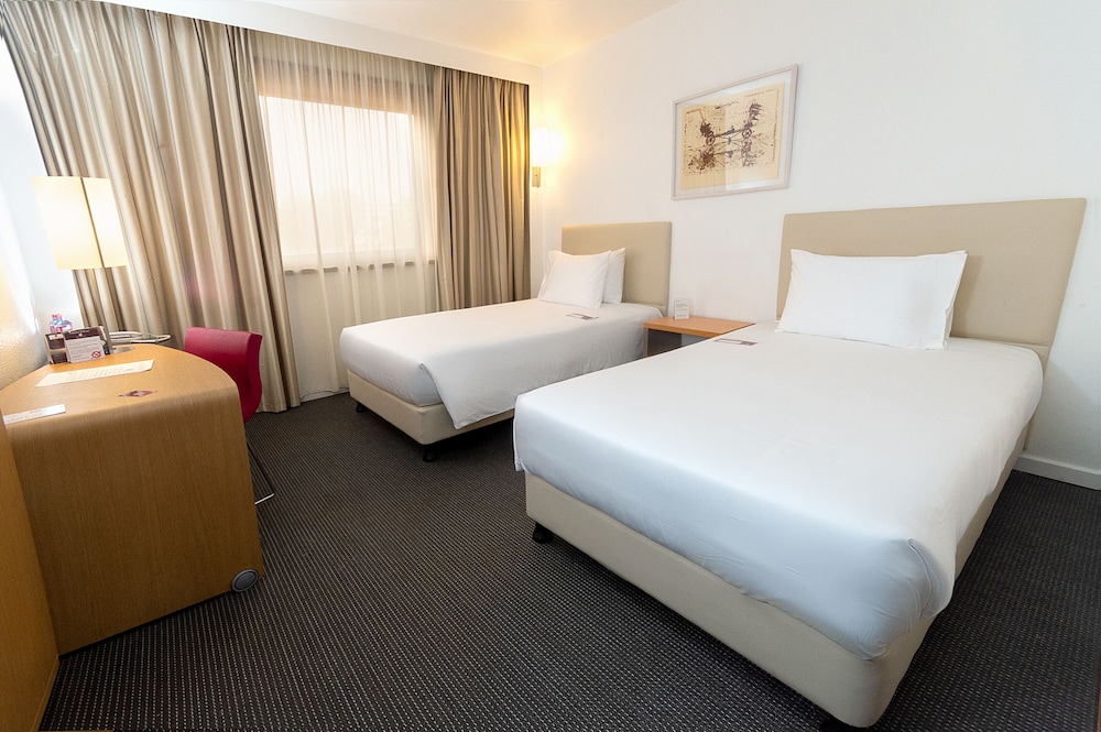 TWIN ROOM