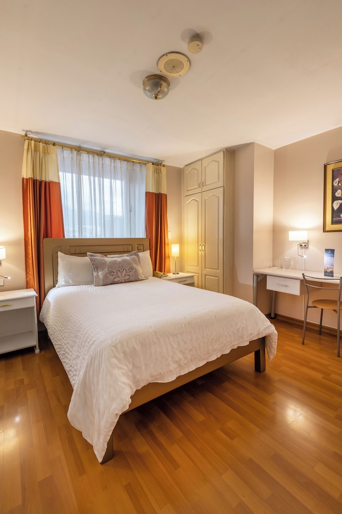 ROOM, DOUBLE BED