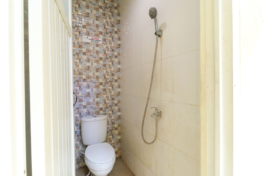 STANDARD, SINGLE, SHARED BATHROOM