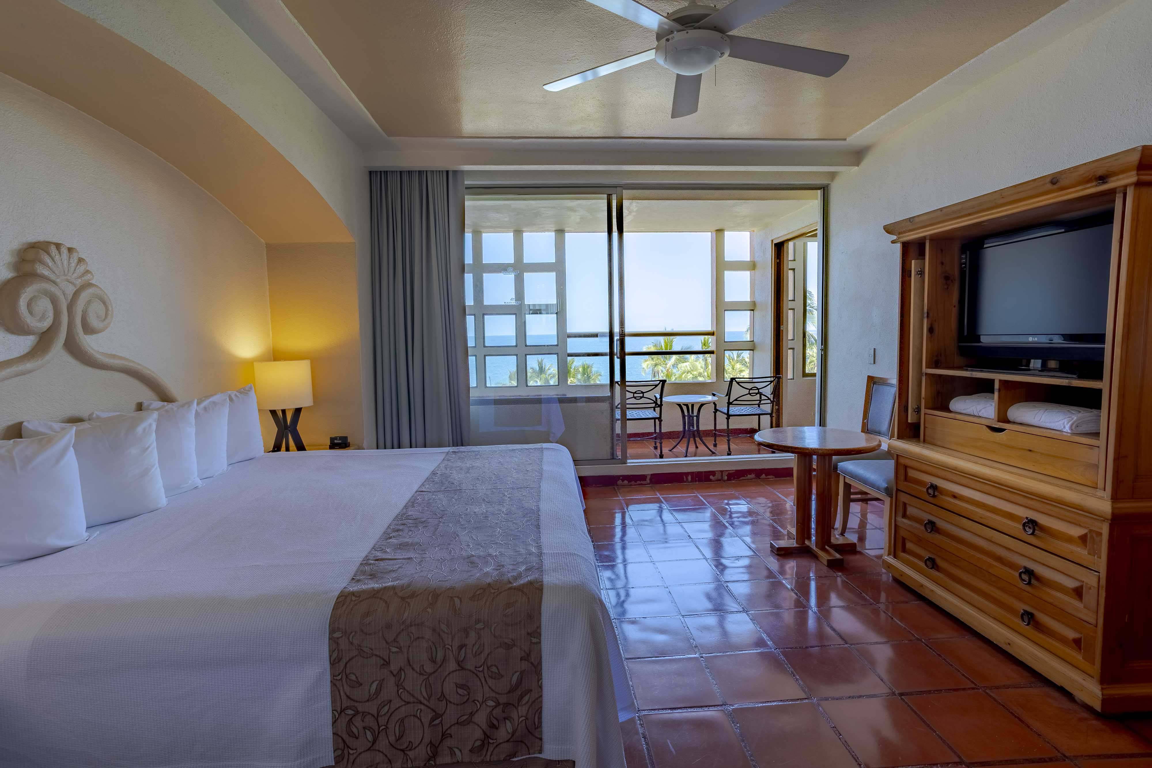 Suite, King Bed, Ocean View, 2 Bathrooms, Living Area, Hot Tub, Balcony, Kitchen