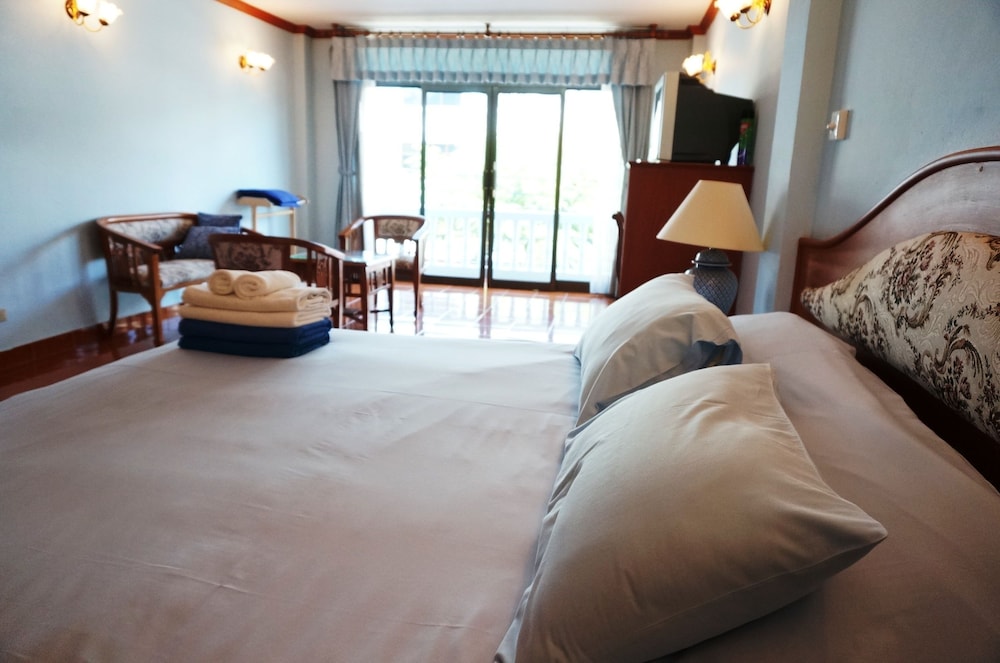 Dee-Lek Guesthouse And Restaurant 7/24