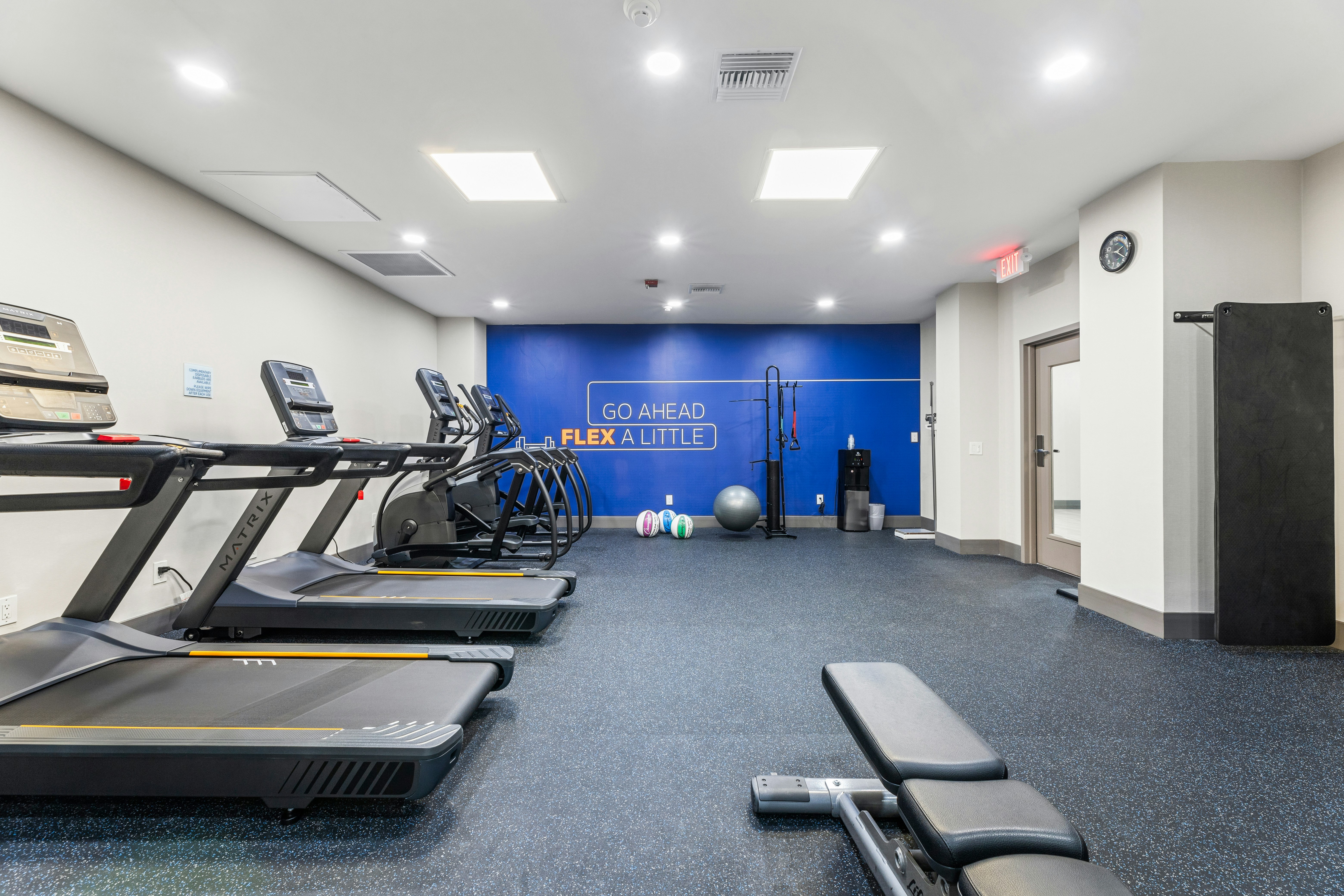 Holiday Inn Express Van Nuys 30/50