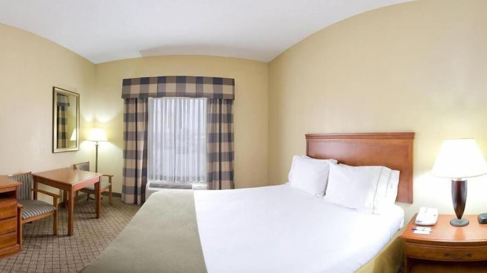 Holiday Inn Express Suites Greenwood 14/66