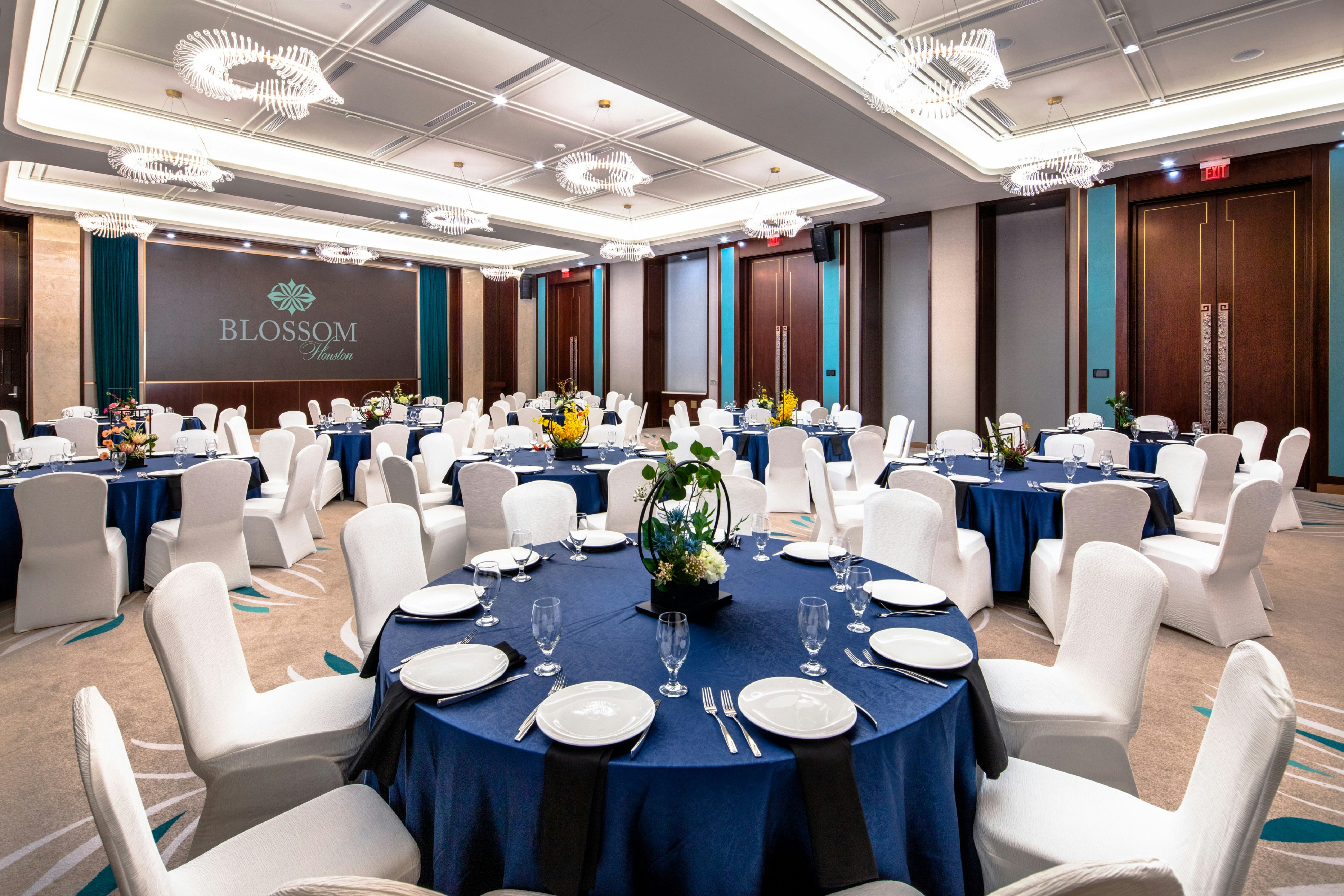 Blossom Hotel Houston, Curio Collection by Hilton 26/36
