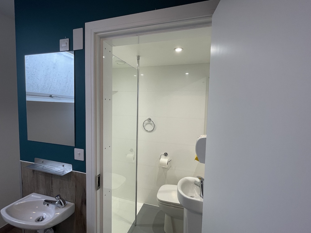 PRIVATE, MIXED DORM, 6 BEDS