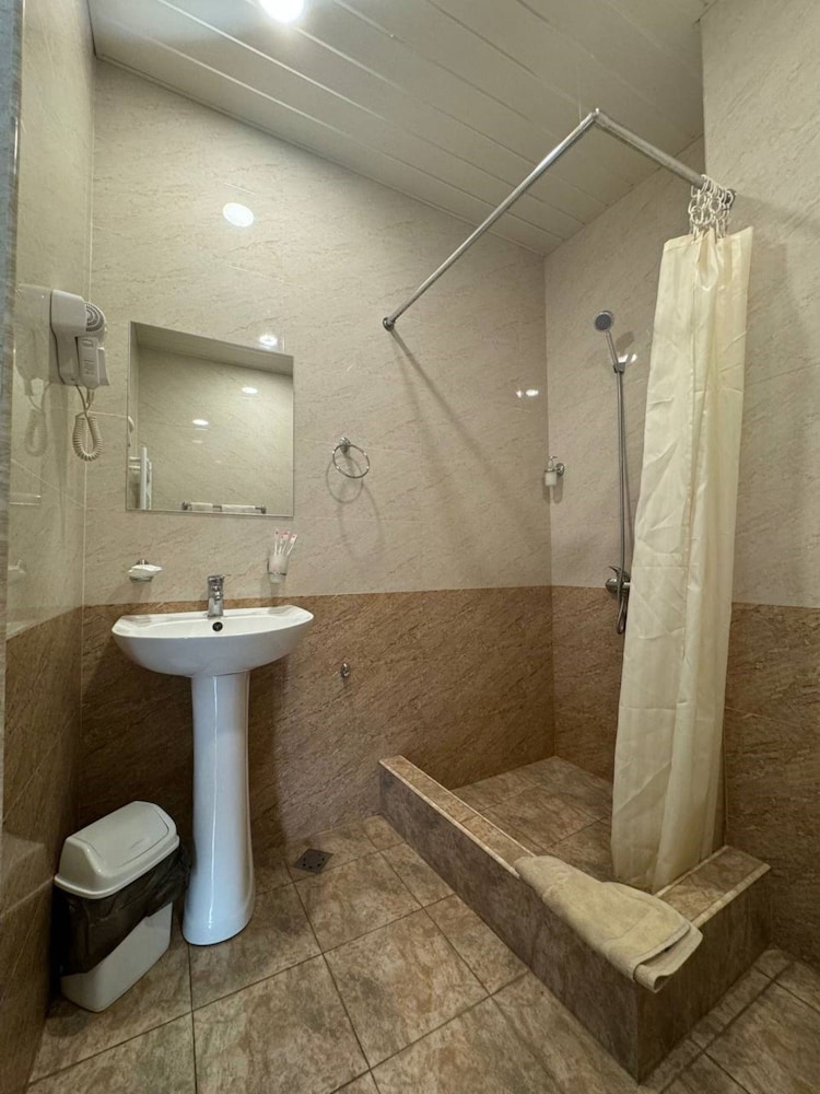 Menua Hotel 47/49