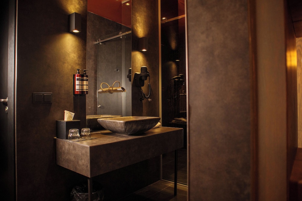 Manzos Suites 48/50