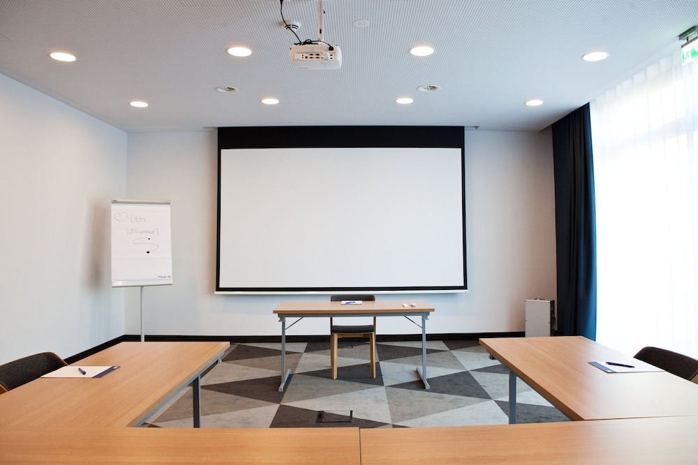 HOLIDAY INN EXPRESS FRANKFURT AIRPORT - RAUNHEIM 46/49