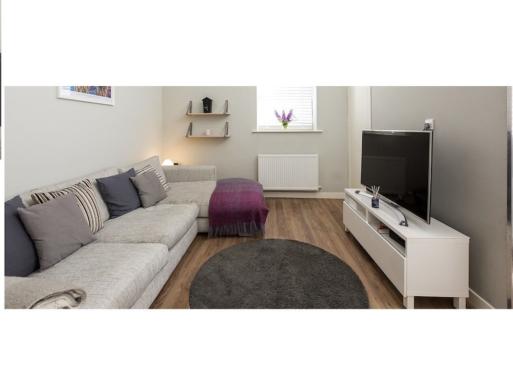 The Lane Apartment 13/34