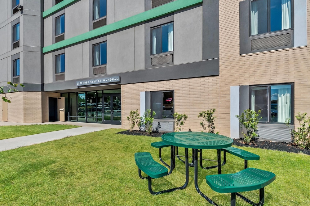 ECHO Suites Extended Stay by Wyndham Sterling 39/41