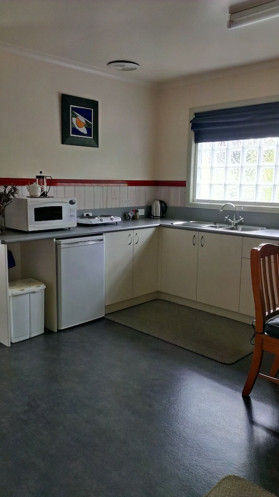 THE CRAYS ACCOMMODATION 3/46