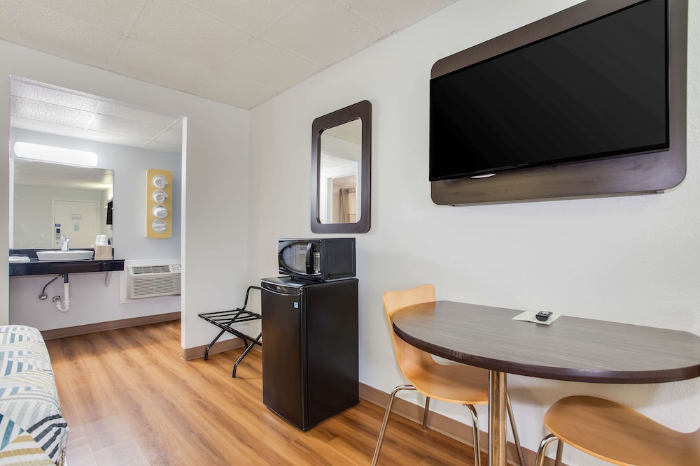 Motel6 Walterboro, SC 29/37