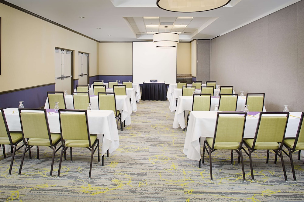 Hilton Garden Inn Hartford North/Bradley Intl Airport 50/50
