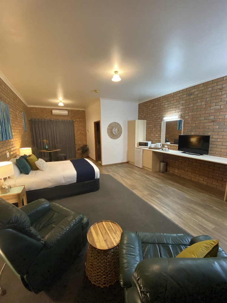 Coastal Waters Motor Inn 56/73