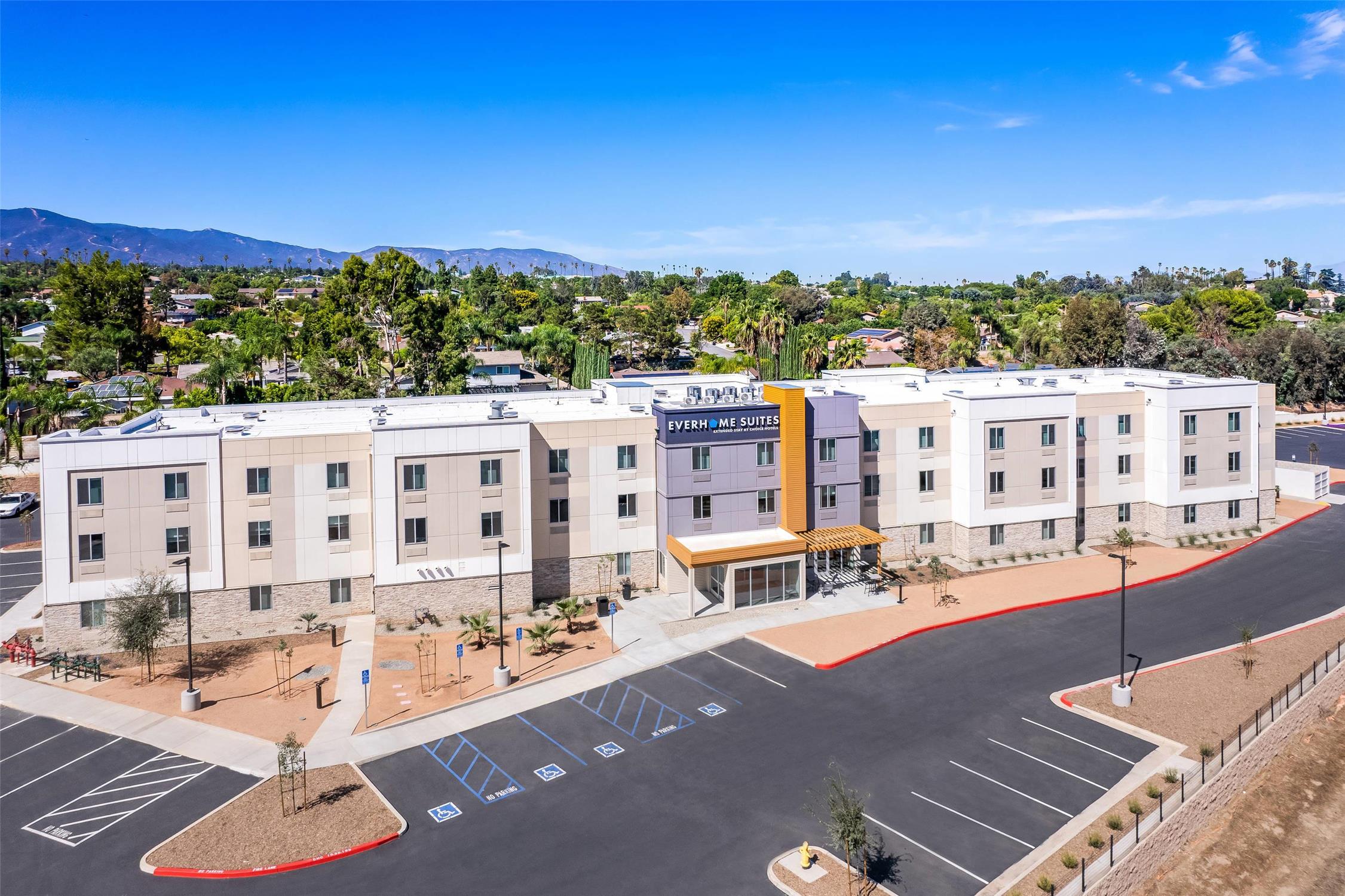 Everhome Suites Corona 1/9