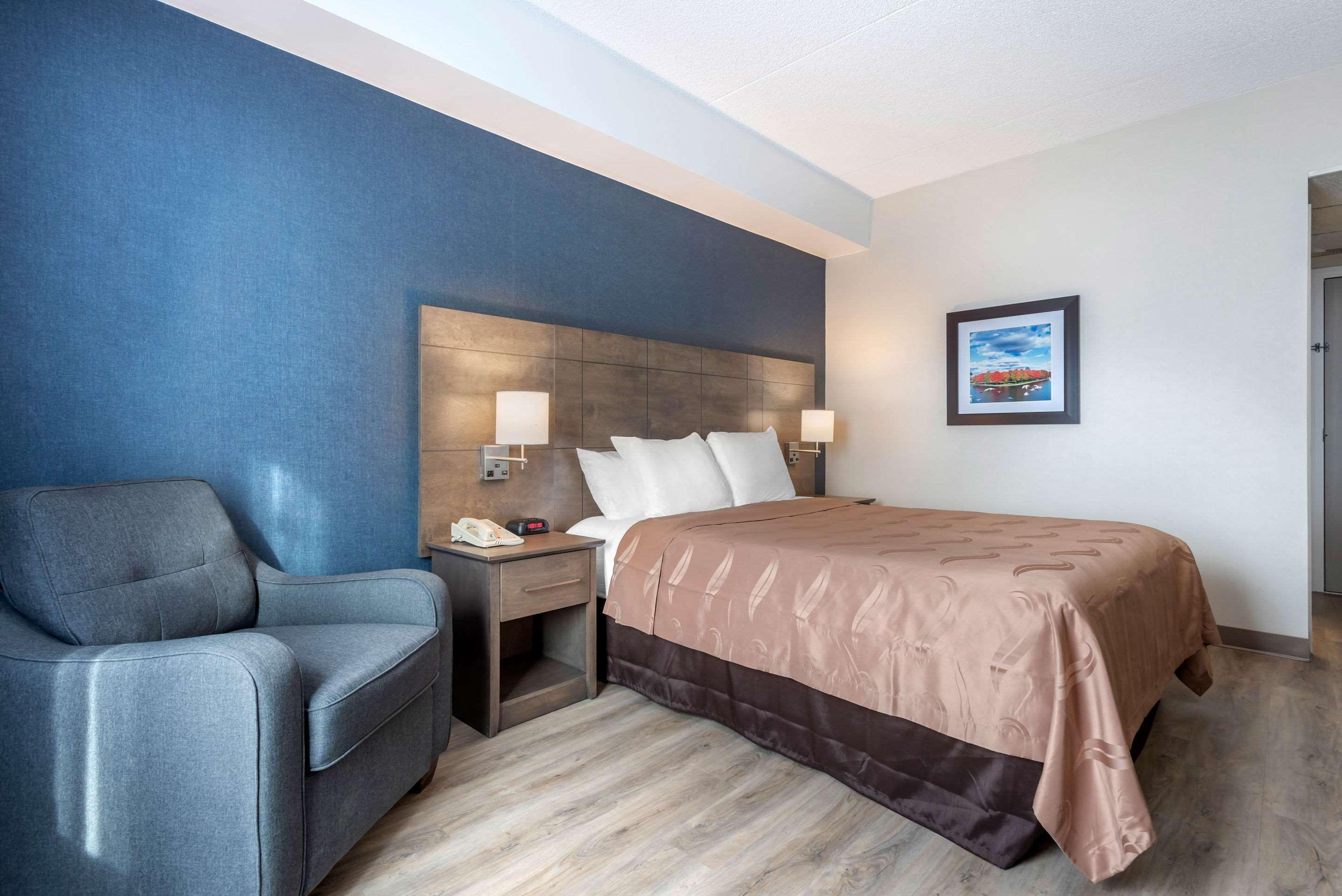 ROOM, QUEEN BED