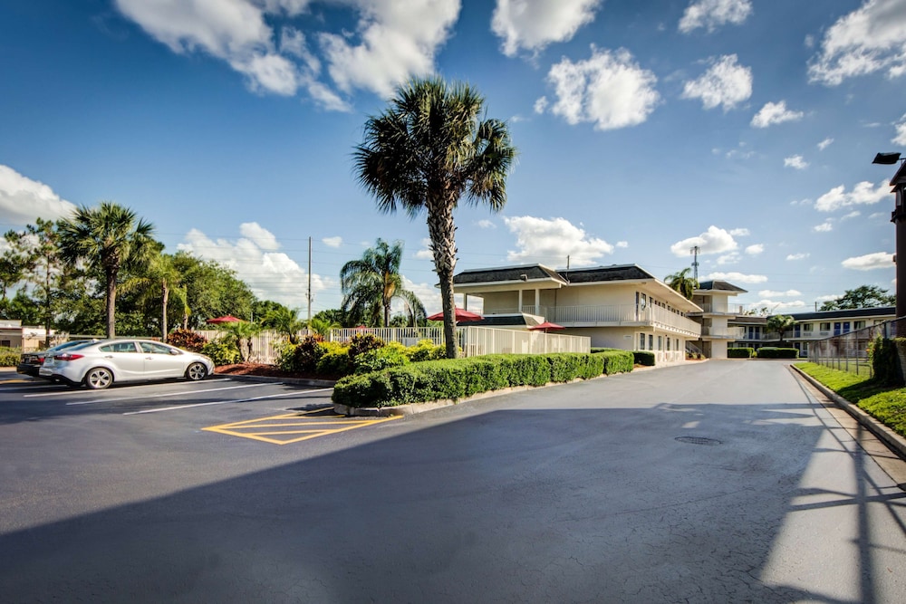 Motel6 Lakeland, FL 30/49