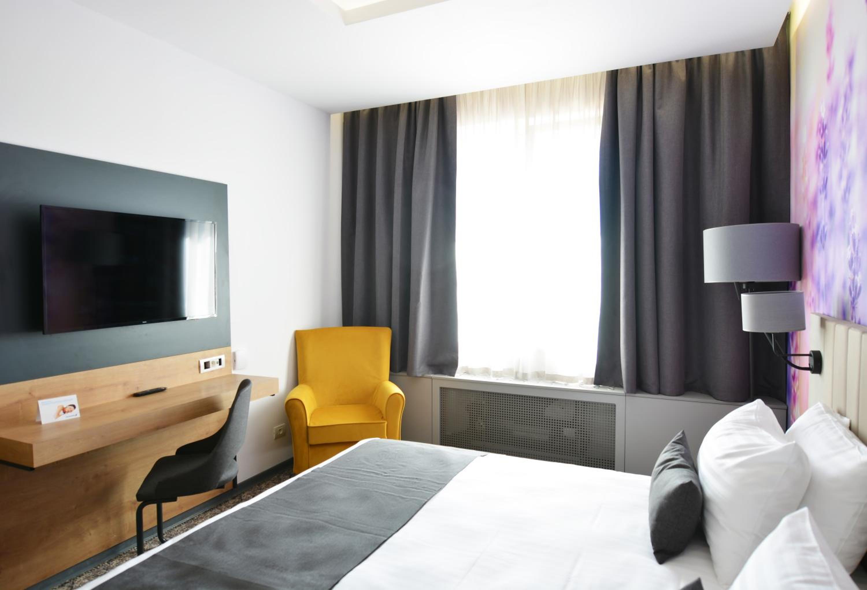 غرفة كلاسيكية بسرير كوين، Mercure Medias Binderbubi Hotel And Spa 3/6