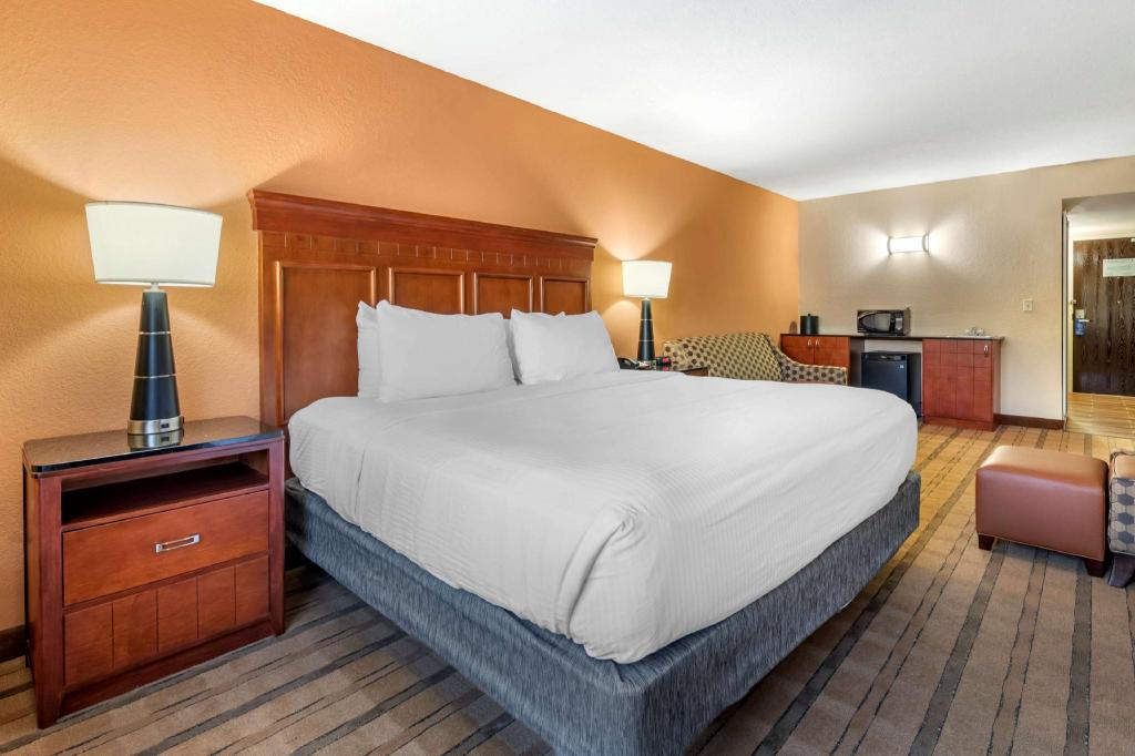 Wet, Suite, King Bed, Sofa, Bathtub, Accessible