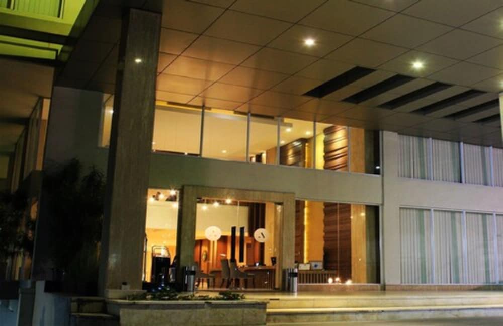 Arch Hotel 6/45