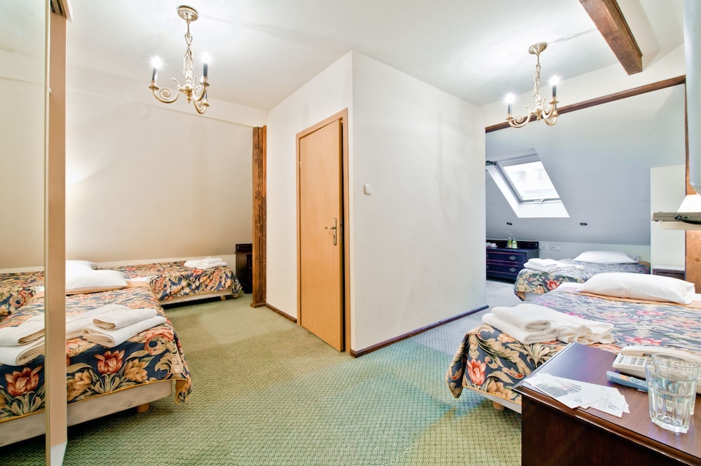 Aparthotel Miodosytnia 38/54