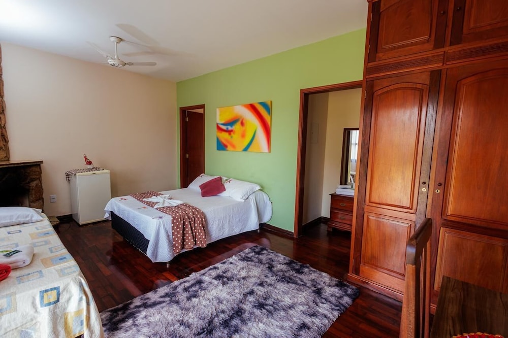 غرفة بسرير مزدوج وسريرين منفصلين بشرفة، Chateau Palace Hotel 6/10