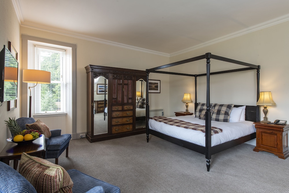 Four Poster, Queen Bed, Loch View
