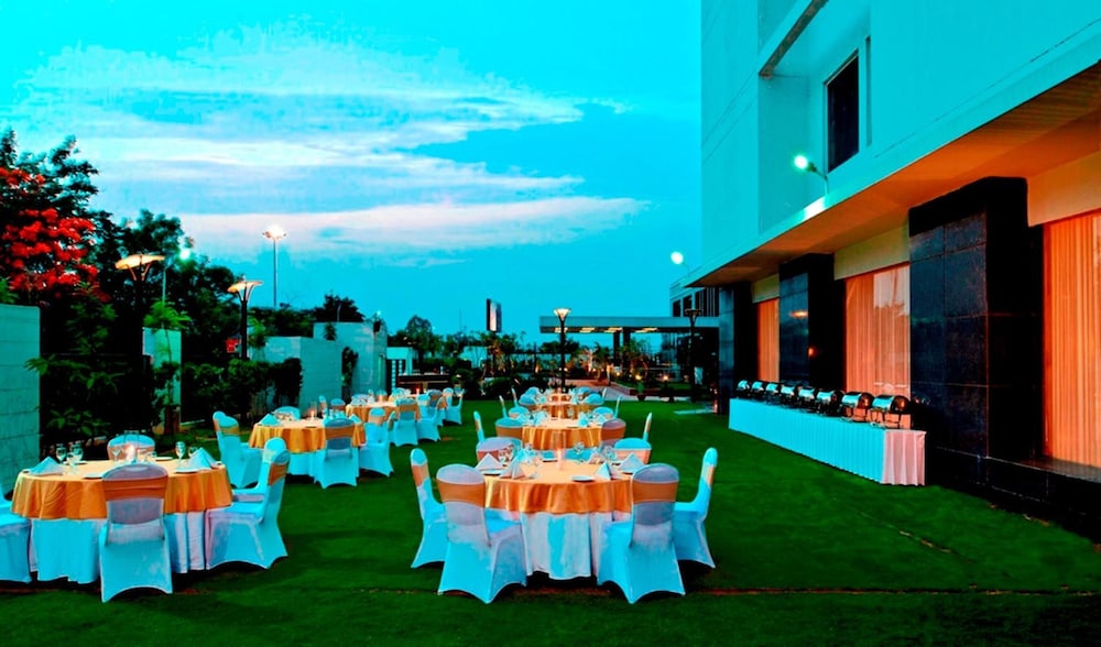 Red Fox Hotel Bhiwadi 22/35