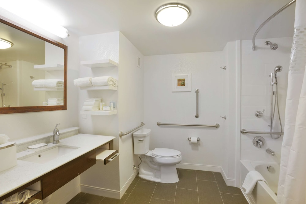 غرفة بسريرين كوين بحوض استحمام لذوي الإعاقة، Hampton Inn Suites Cincinnati Kenwood Oh 10/10