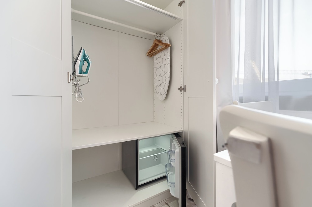 غرفة كومفورت رباعية بسرير كوين وسريرين منفصلين بحمام خاص، Stawa Hostel 6/8