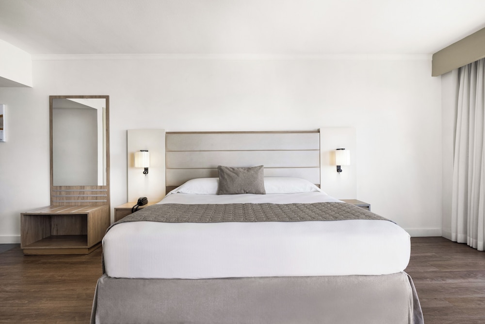 DELUXE, KING BED, OCEAN VIEW