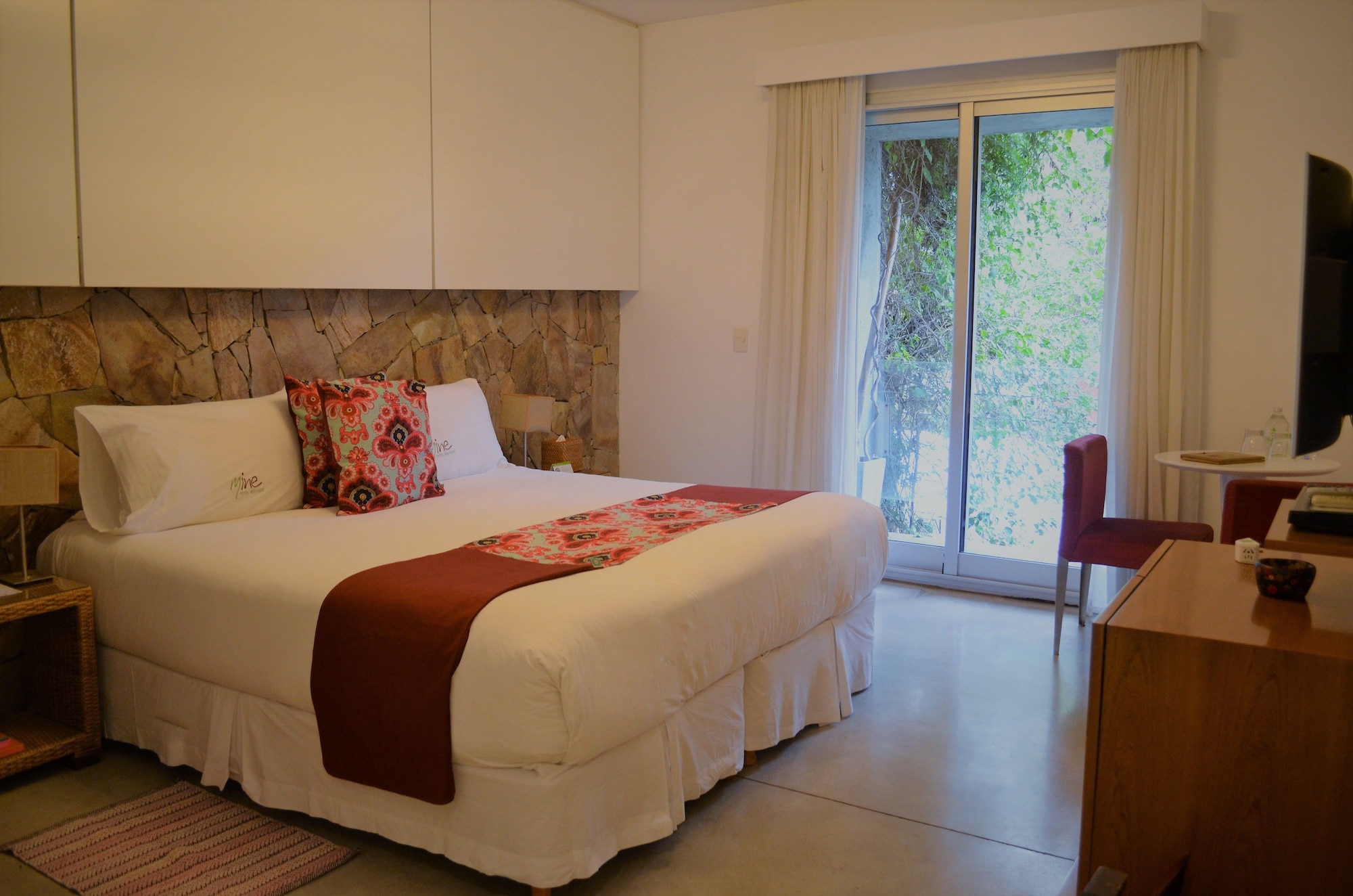 SUPERIOR, QUEEN BED