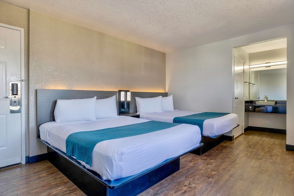 Motel6 Anaheim, CA - Fullerton East 37/59