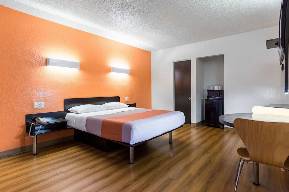 Motel6 Long Beach, CA - International City 22/38