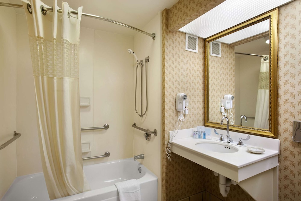Hampton Inn Suites Providencew 23/42