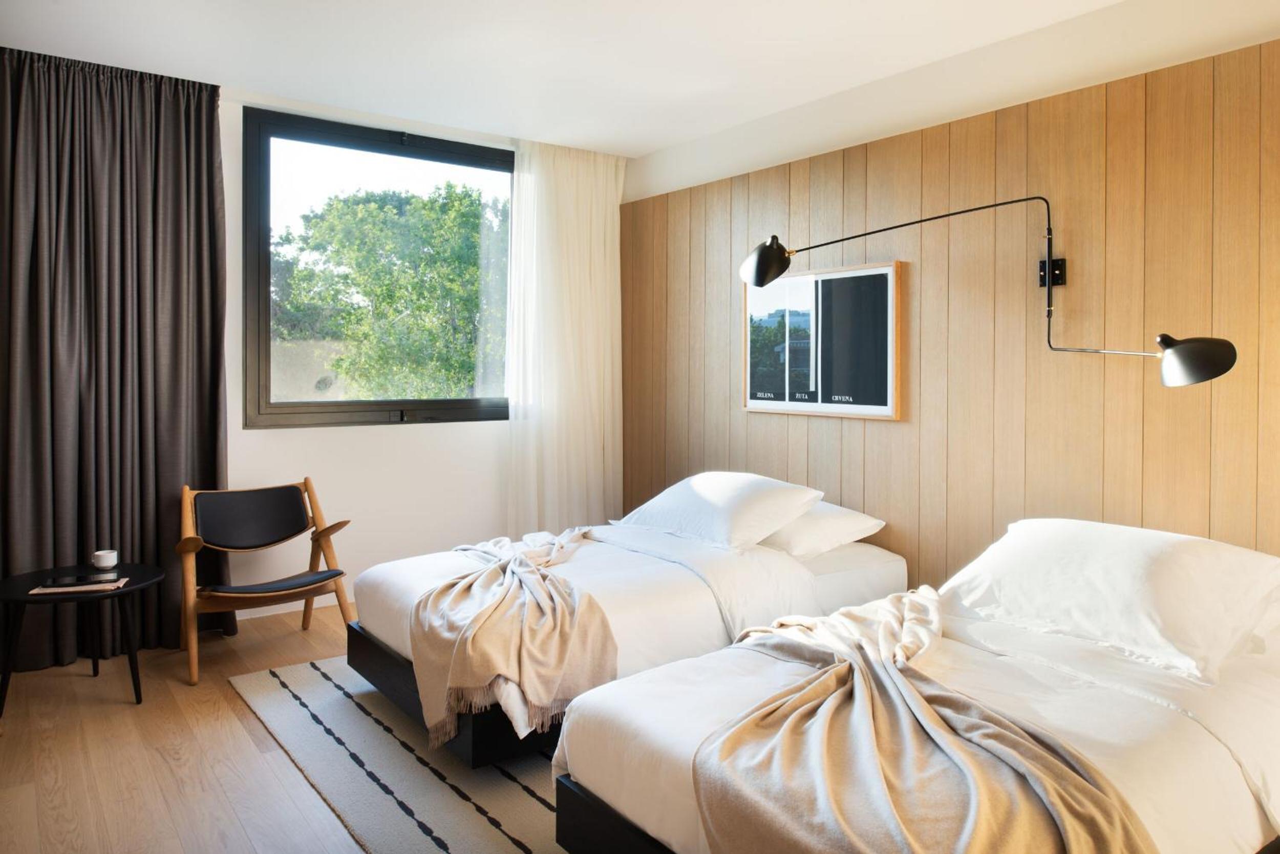 SUPERIOR, TWIN BEDS, CITY VIEW