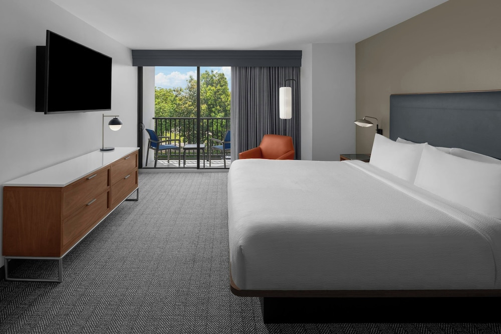 جناح بسرير كينج بشرفة بغرفة نوم واحدة مع أريكة، Courtyard Fort Lauderdale East Lauderdale By the Sea 2/8