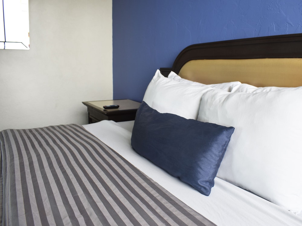 Corona Plaza Hotel 18/70