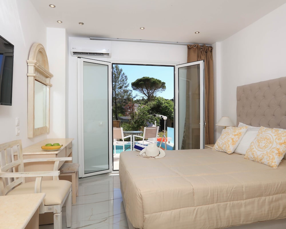 DOUBLE ROOM SUPERIOR SWIM UP