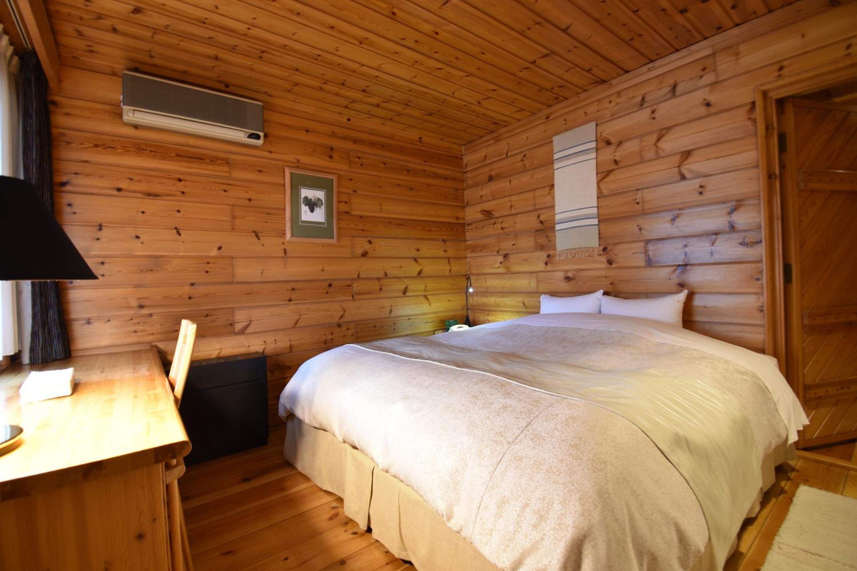 Big, Cottage, King Bed, King and Twin Beds