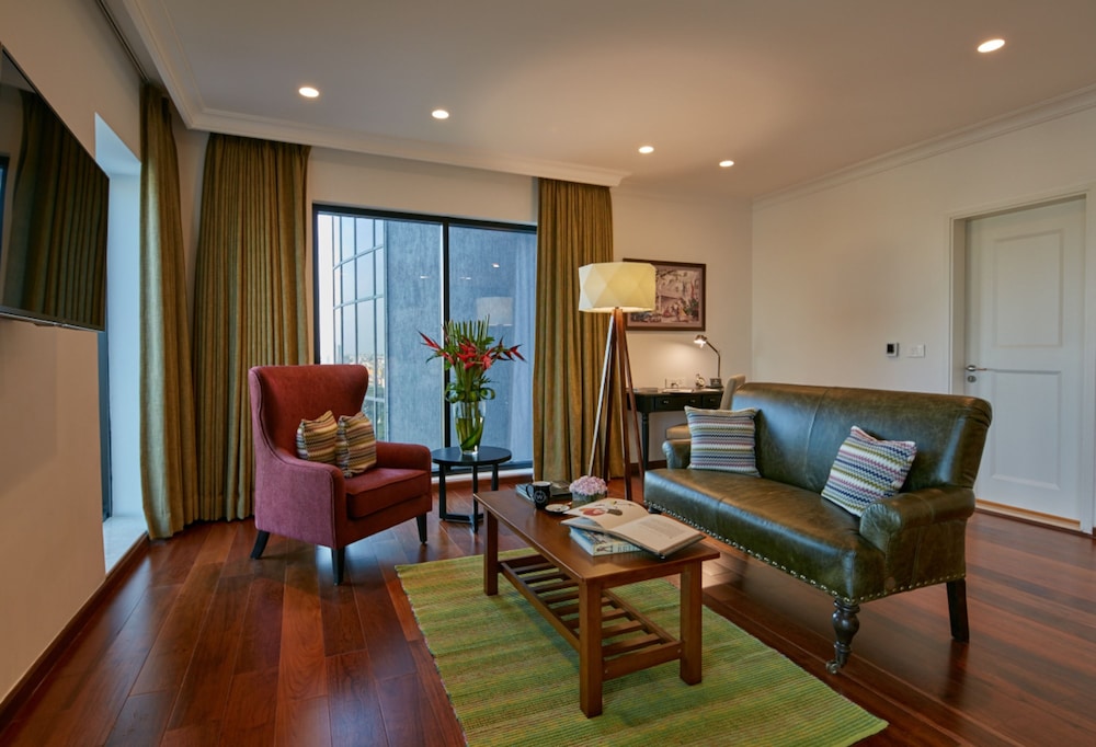 THE WAVERLY HOTEL & RESIDENCES 32/57