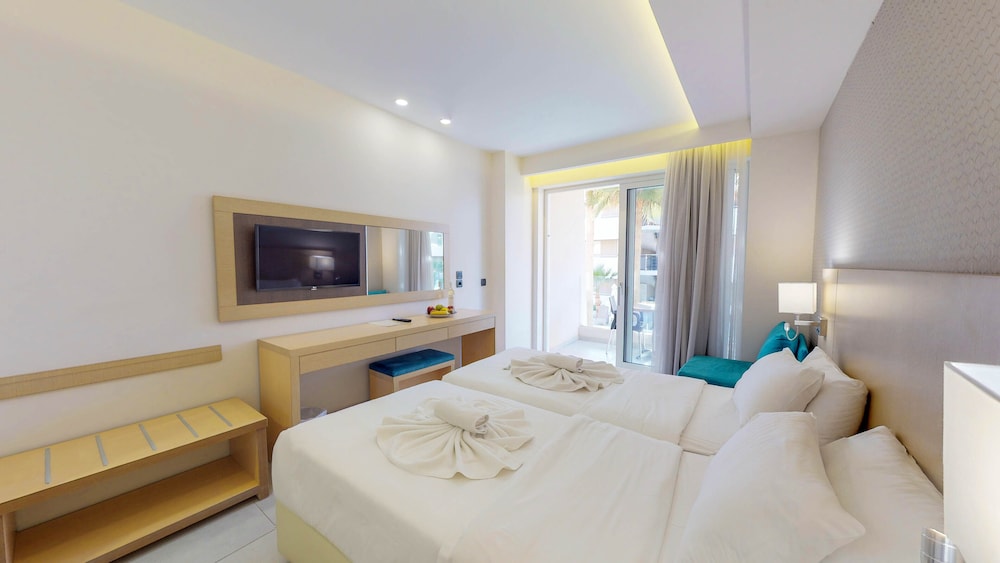 غرفة سوبيريور بسريرين منفصلين بإطلالة على المسبح مع أريكة، Marika Hotel Chania 2/6