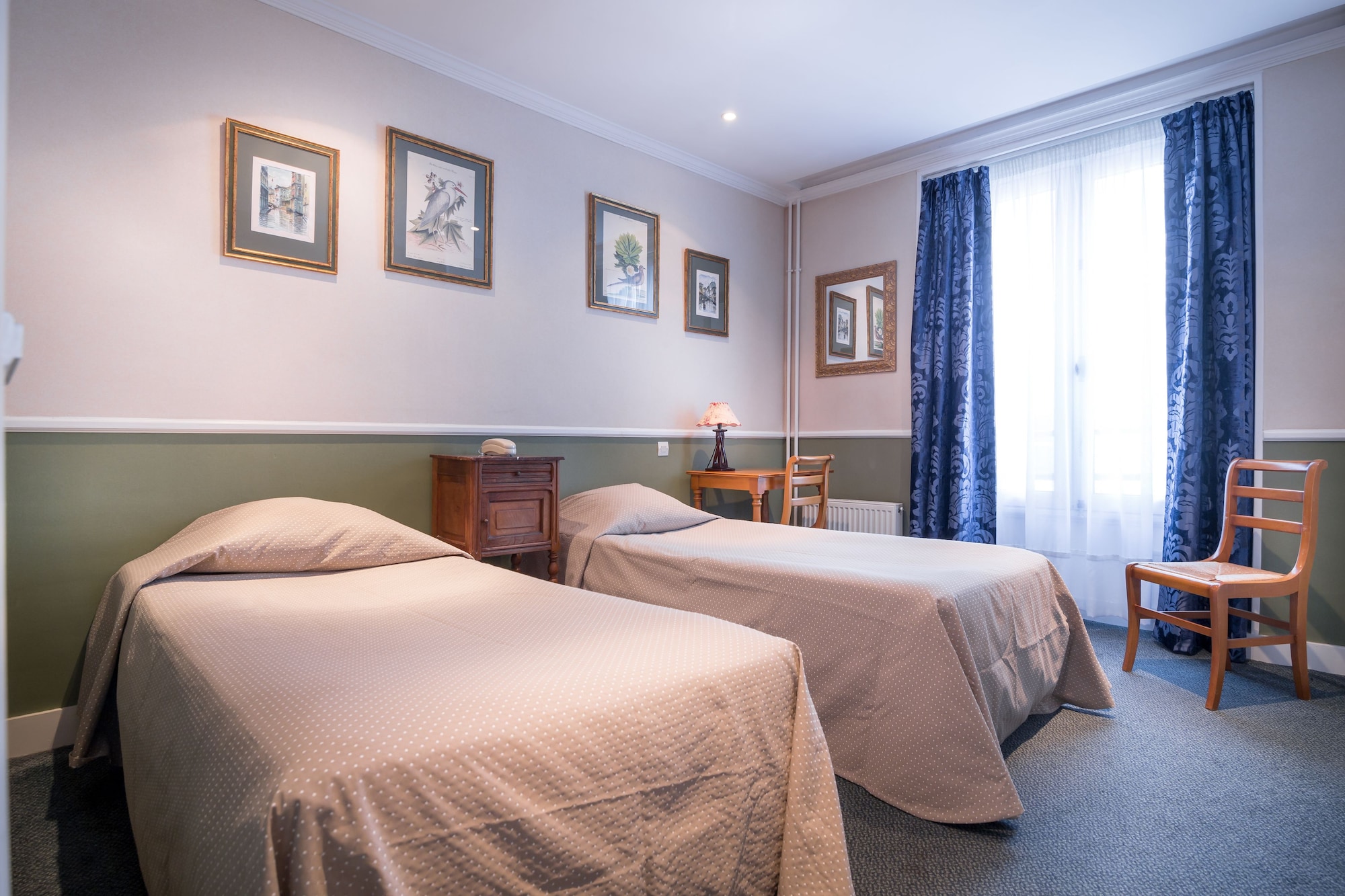 ROOM, TWIN BEDS