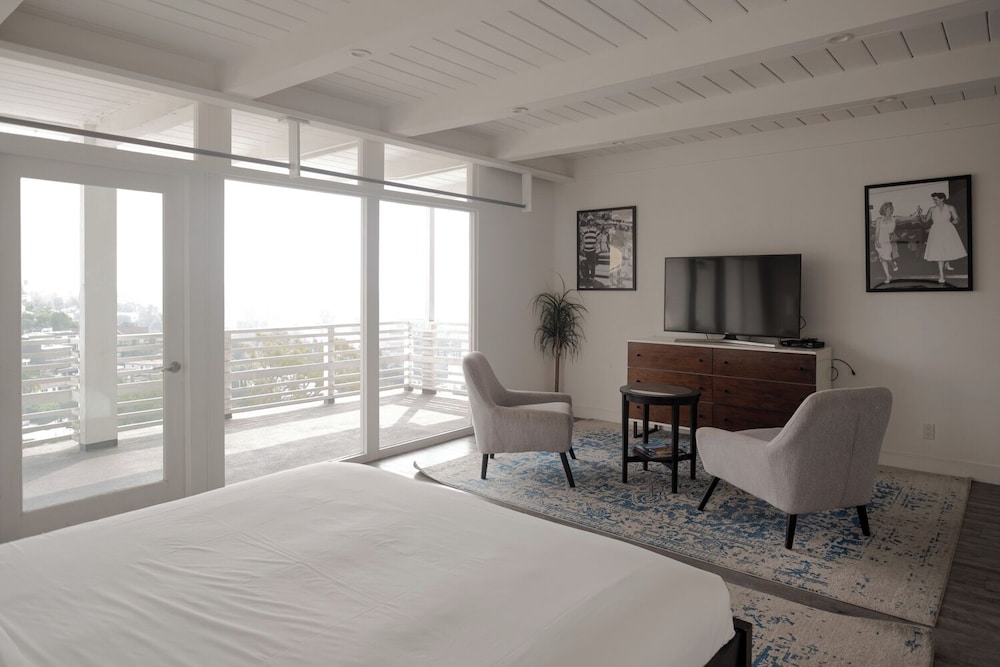 Classic, King Bed, Hollywood View 4/5