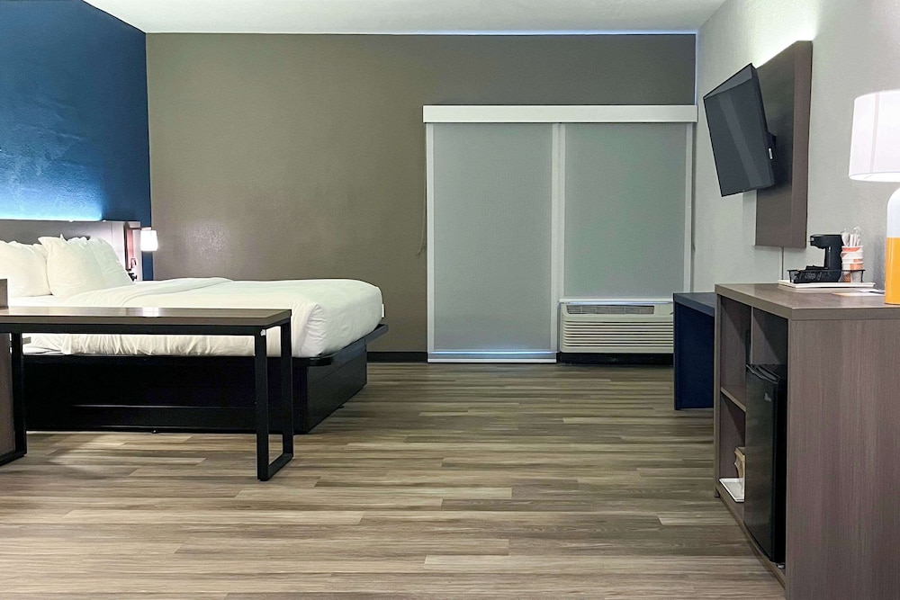 SUITE, KING BED, ACCESSIBLE