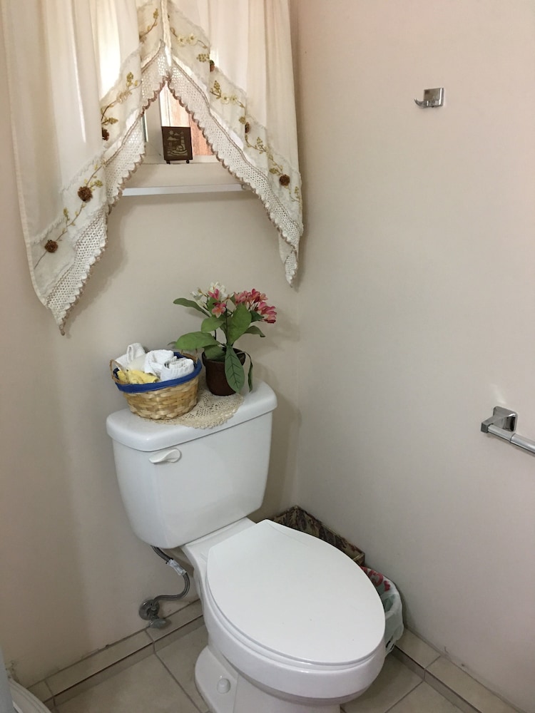 DELUXE, PRIVATE BATHROOM