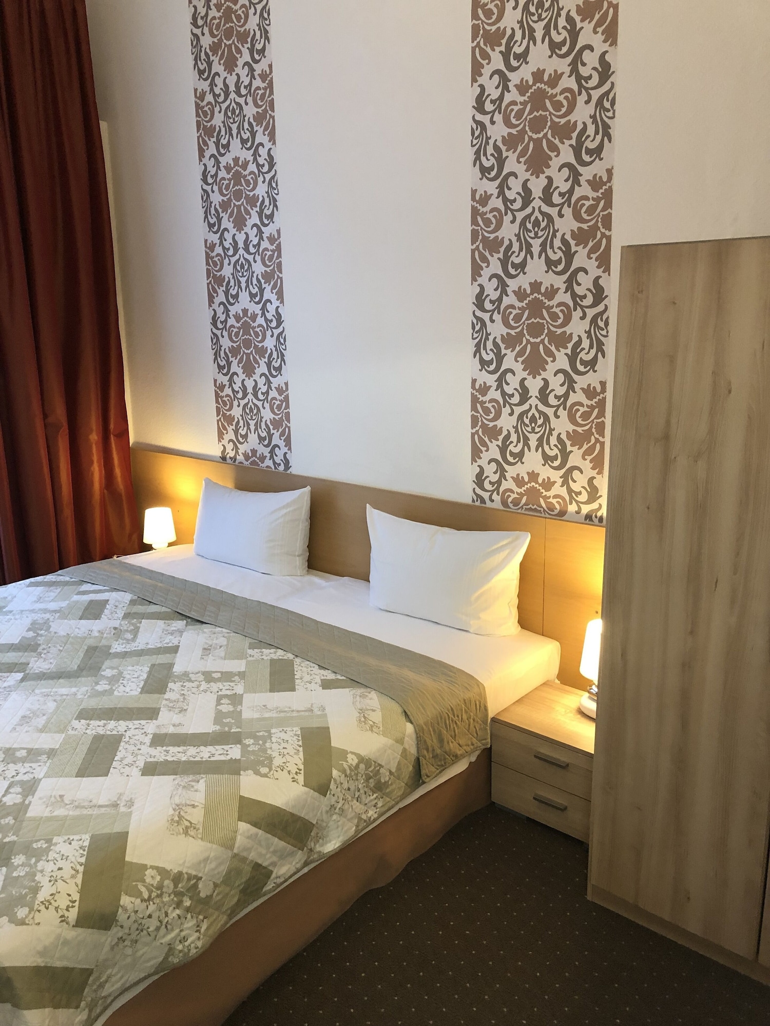 ROOM, DOUBLE BED