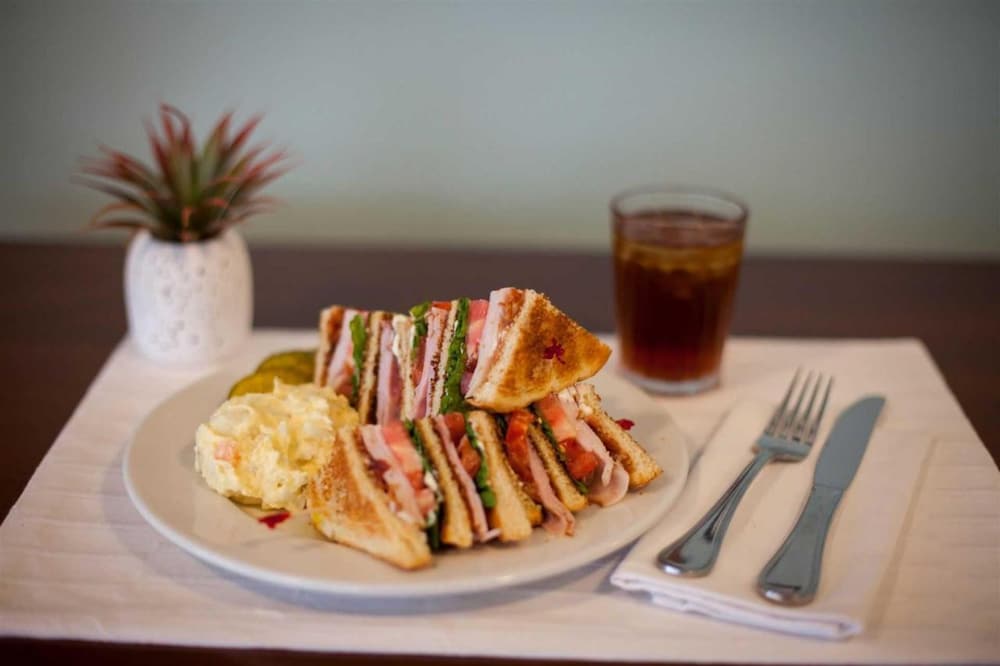 Elizabeth Pointe Lodge 30/70