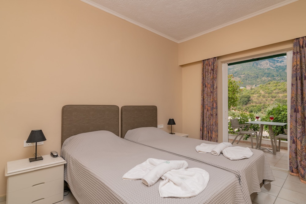 غرفة قياسية بسرير مزدوج وسرير فردي بإطلالة على الحديقة، Matilda Hotel by Anayia All Inclusive Resorts 2/3