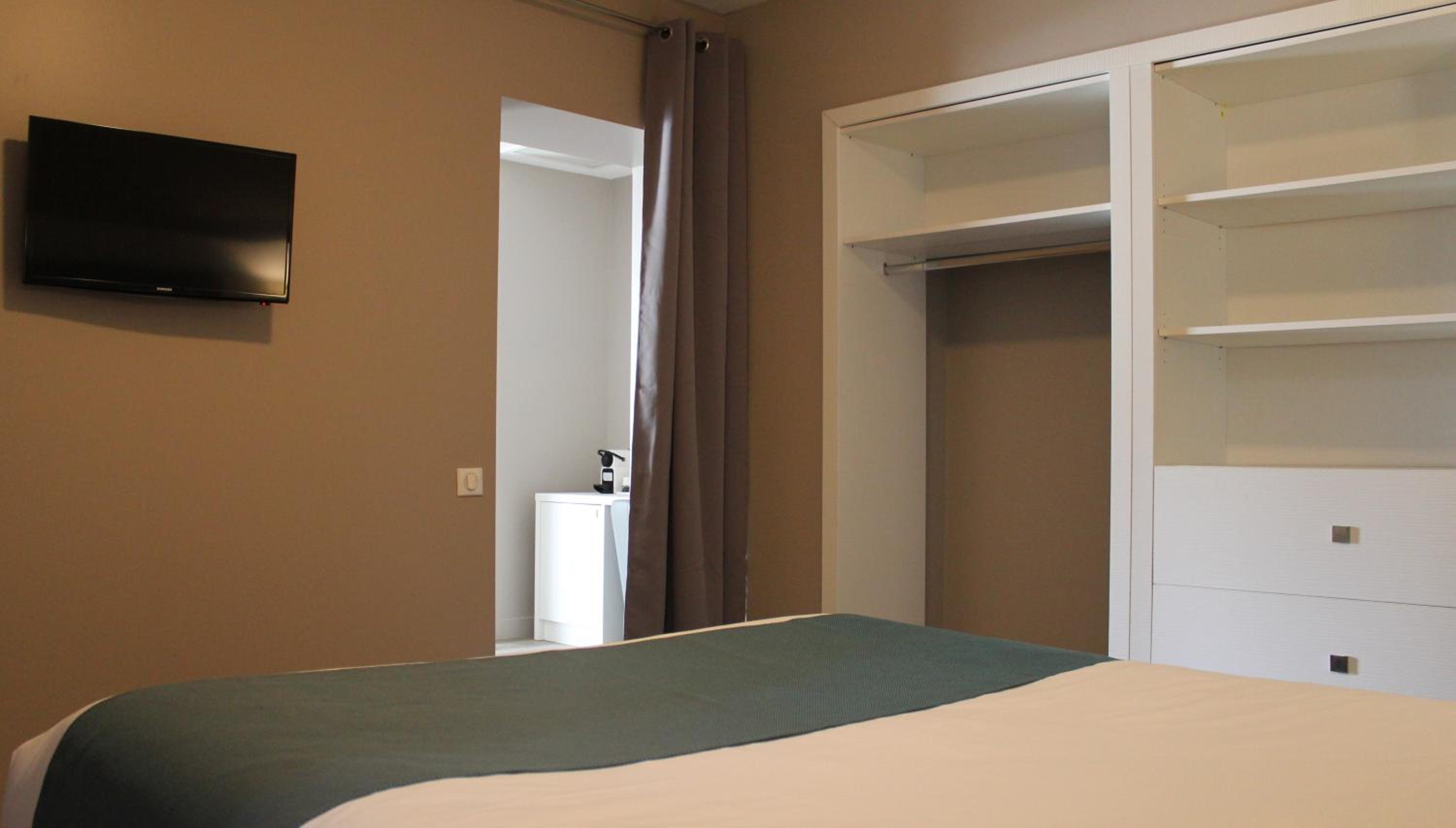 Studio, Queen Bed, Accessible, Hotel Le Quincangrogne 3/8